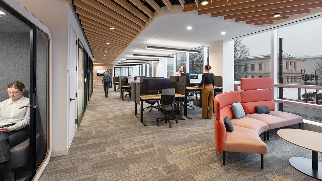 A room with a desk and chairs.